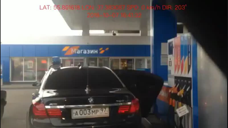 Наливать бензин в канистру