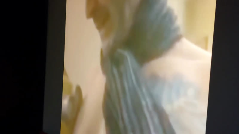 Миньон сосет сосок