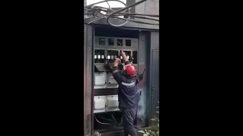 В красноярске мужчина выжил после замыкания в будке