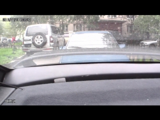 Девушка на внедорожнике сносит оградку и скрывается