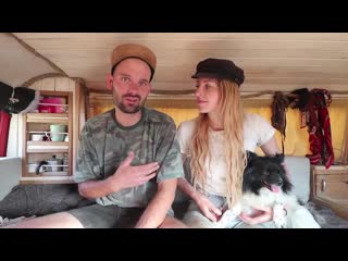 Vanlife im wohnmobil model und blogger reisen in ausgebautem uaz buchanka | roomtour