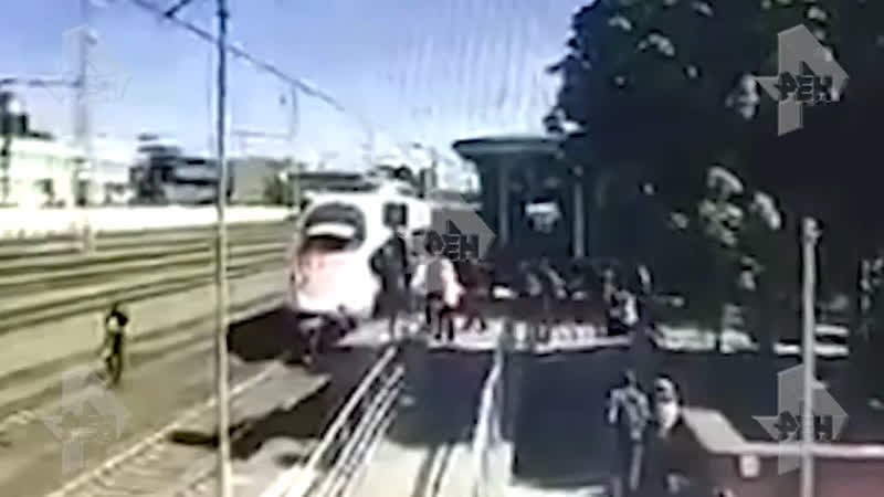 Вчера в твери женщину едва не сбил сапсан