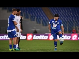 Maradona, ronaldinho & totti freestyling before the match for the peace of pope francis