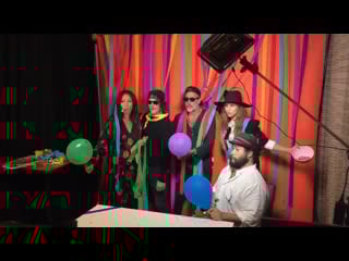 So, @thewalkingdead cast is living their best life at comiccon