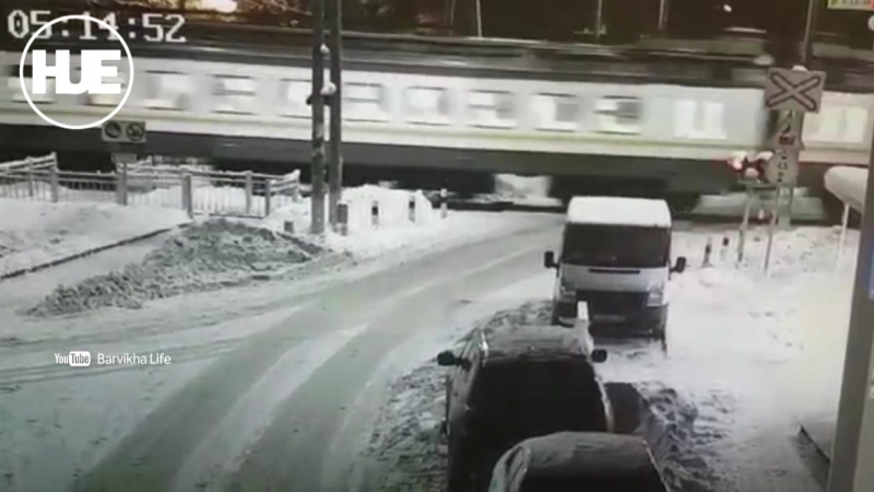 В одинцовском районе на переезде усово электропоезд снес иномарку, которая выскочила на пути