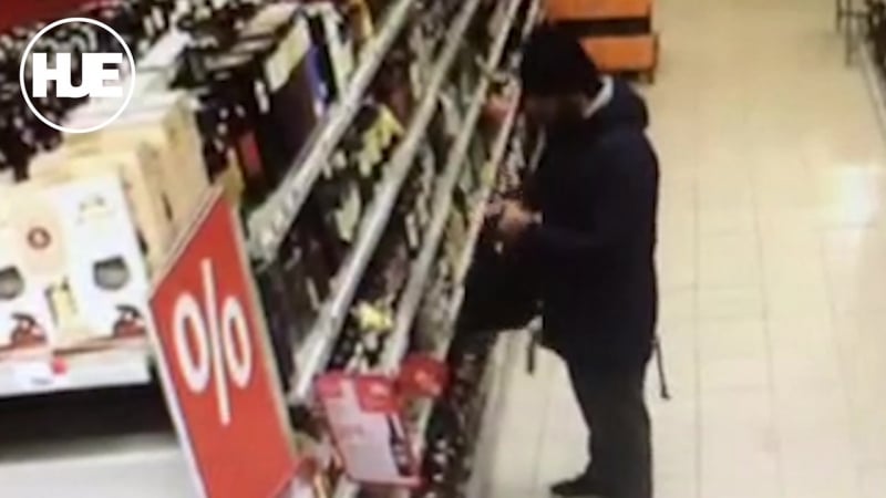 В москве очень организованная шайка вынесла 10 с лишним бутылок алкоголя и несколько банок кофе из магазина