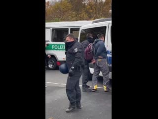 Erste festnahmen (etwa 930 uhr zwischen brandenburger tor und siegessäule)