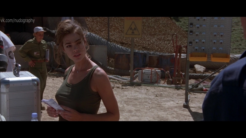Сексуальная дениз ричардс (denise richards) "джеймс бонд 007 и целого мира мало" (james bond 007 the world is not enough)