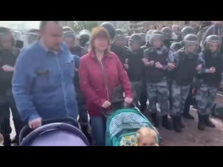 Майданутые свиньи прикрываются молодые в колясках! москва, митинг, 3 августа 2019