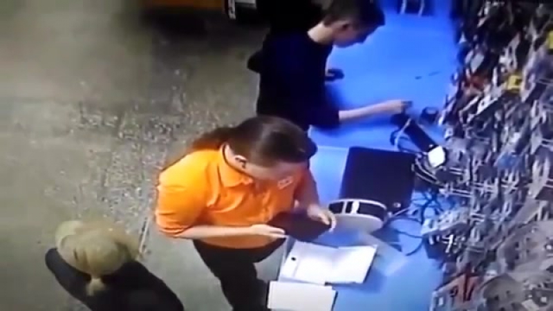 Парень вставил ножницы в розетку