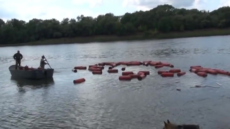 Утопили грузовик, потеряли баллоны с газом, а у мужика вопрос "где мой тапочек?" (огого видео)