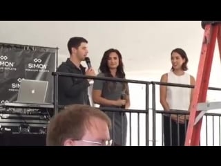 Demi lovato and nick jonas at allen premium outlets in texas september 12th