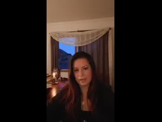 Холли мари комбз общается с поклонниками в рамках подскаста pretty little wine moms