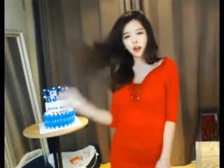 Молодая красотка сняла кофточку перед парнем и совсем обнажилась