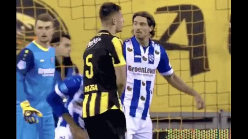 Футболист потрогал соперника за пенис