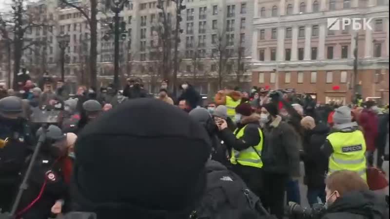 Как на шабаше в москве кидали файеры, дымовые шашки и снежки