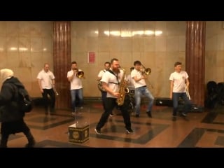 Отжигают в метро (brevis brass band)