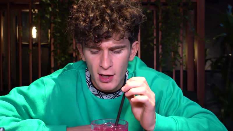 [артур бабич] кайфанул в ресторане моргенштерна 😂 бабич пробует