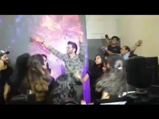 Hrithik & yami gautam makes a grand entry at a college event in mumbai to promote "kaabil"