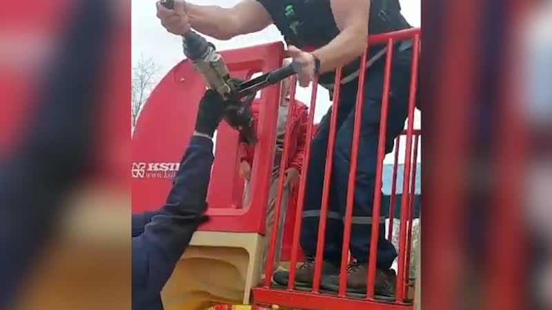 Девочка застряла на горках, а мужик в кольце