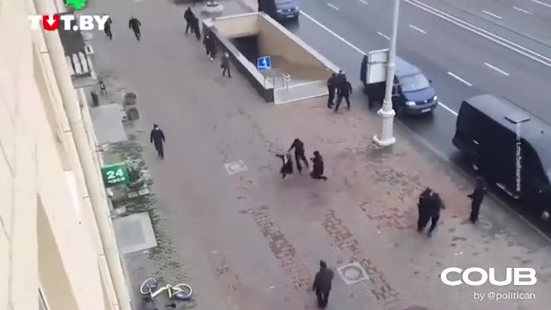 Девушка красиво размотала омон беларуси, накрутила как в регби