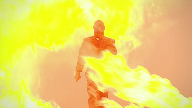 Девушка испытывает новейшую боевую экипироу «ратник»