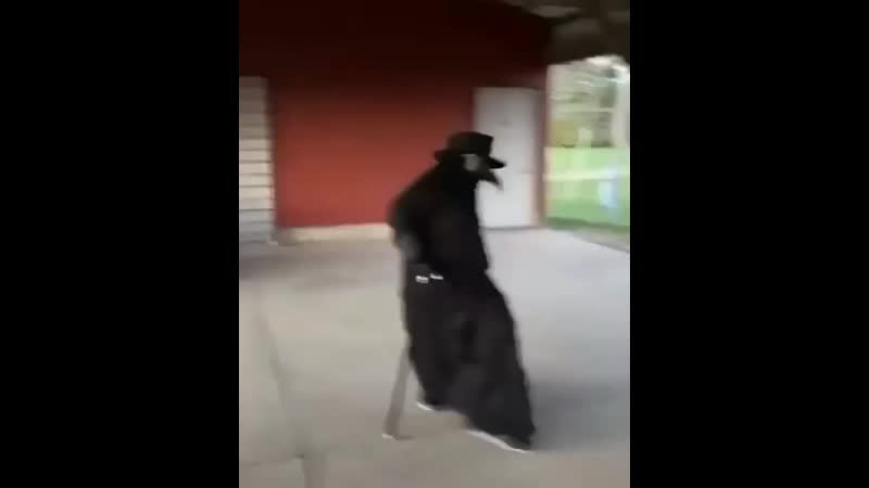 Чумной доктор идёт