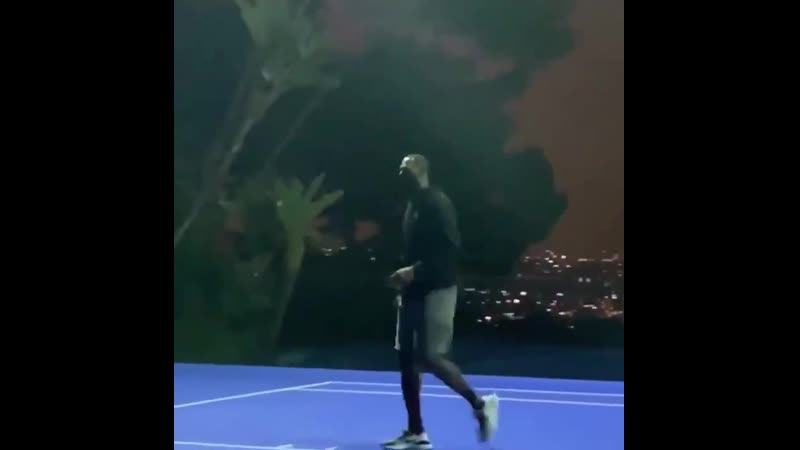 Леброн джеймс отрабатывает бросок на съемочной площадке «космического джема 2»