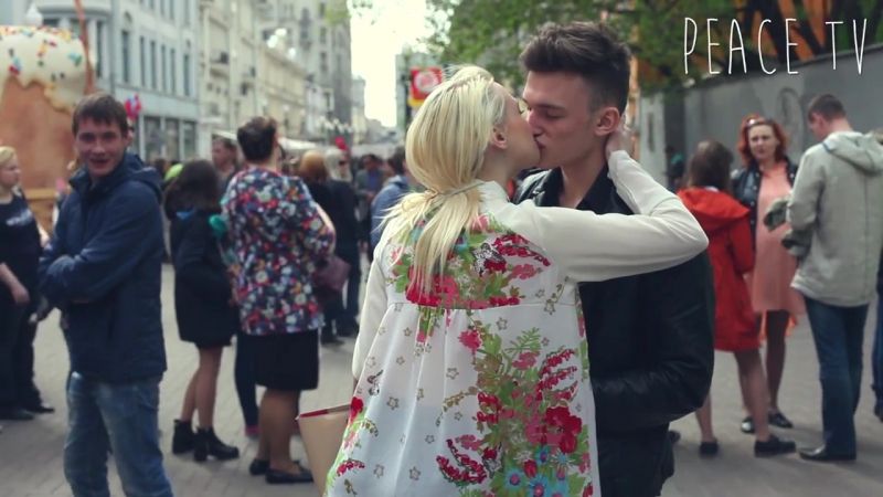 Девушки целуют незнакомых парней, реакция парней