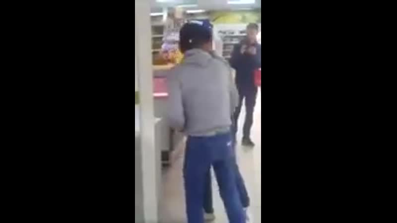 Украина, луцк пьяный мужик в магазине спорит со своим отражением в зеркале