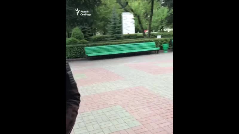 На тэрыторыі бнту невядомыя ў масках затрымліваюць студэнтак