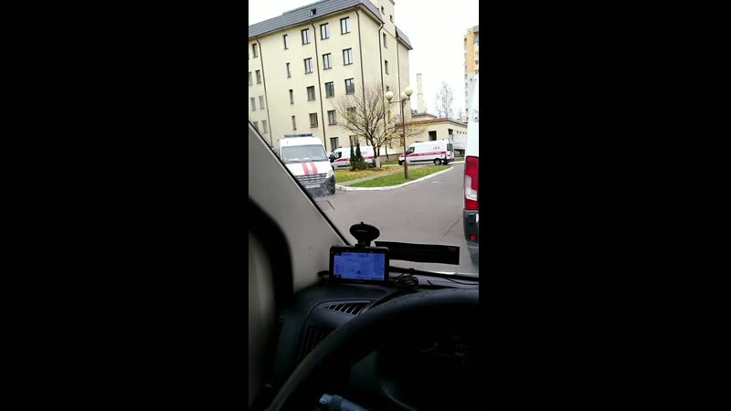 Каля адной з менскіх лякарняў утварылася чарга з «хуткіх дапамог»