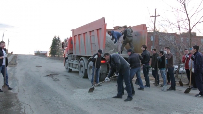 ✔ особое мнение в россии горожане сами ремонтируют дороги это оказалось проще, чем договориться с властями (город ревда)