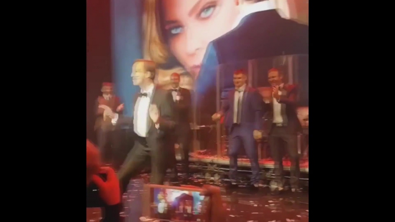 Дворкович танцует на концерте реввы