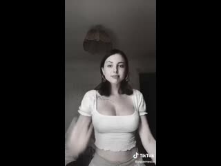 Отвлеклась от танца, чтобы показать свою киску👌🏻😉