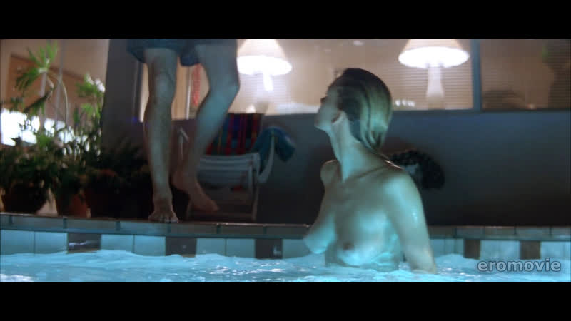 Сцена с голой наташей хенстридж в фильме "особь" (1995)
