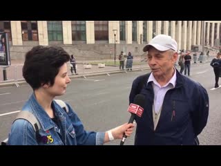 Странный человек на государственном митинге в поддержку голунова