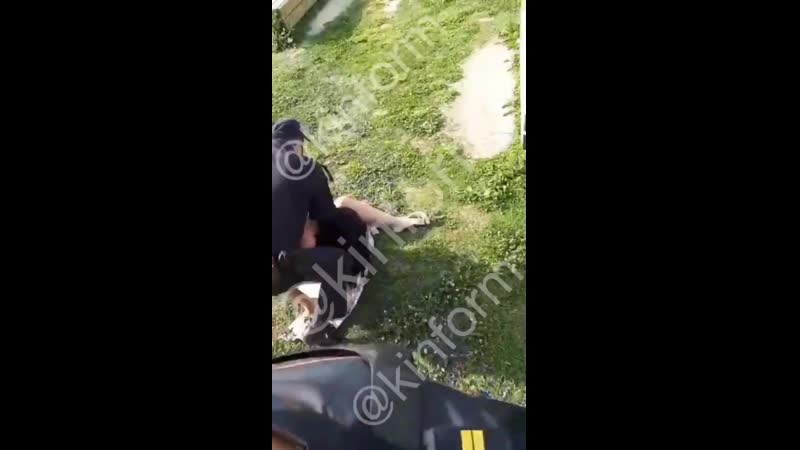 В сургуте женщина отказывалась уйти с пляжа полицейский встал коленом ей на горло