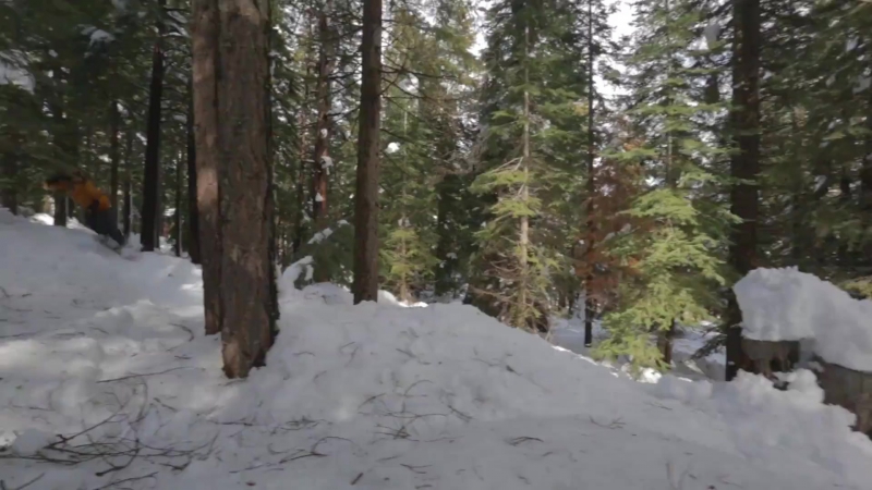 Сноубордист превратил место вокруг дома в трассу для катания © видеожесть