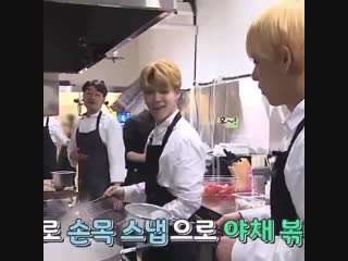 Nooooooo jimin just made the cutest giggle