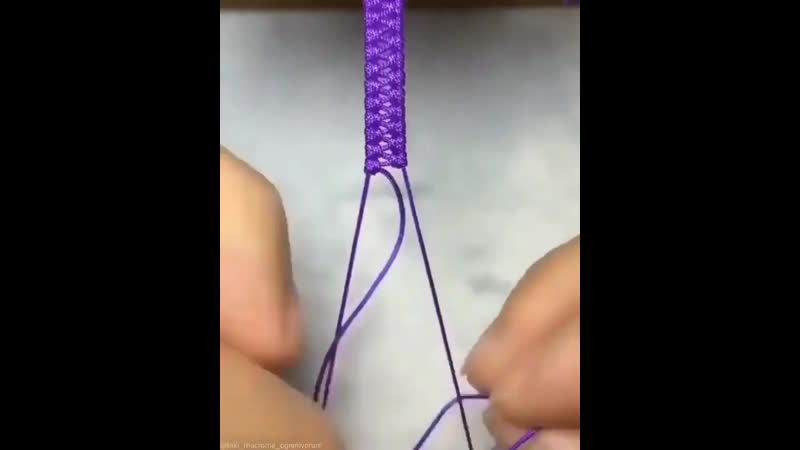 Браслет из ниток