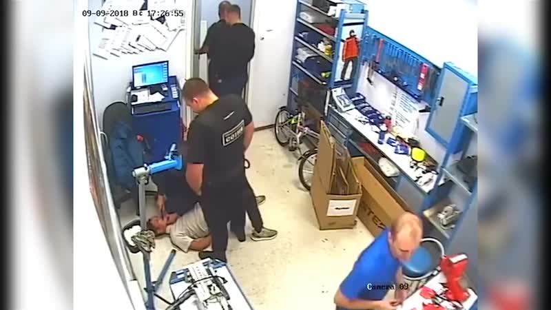 Заткнул рот телефоном
