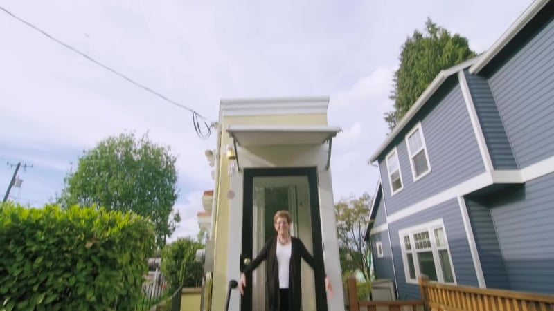 Она построила этот узкий дом, чтоб отомстить мужу заходя внутрь, туристы кричат от восторга!