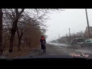 Дрочит пизду в машине