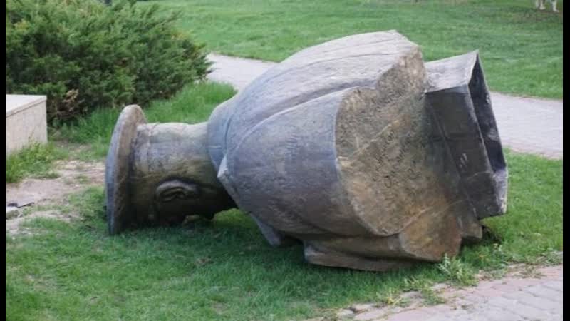 В харькове опущенные петухи побудили бюст маршала жукова