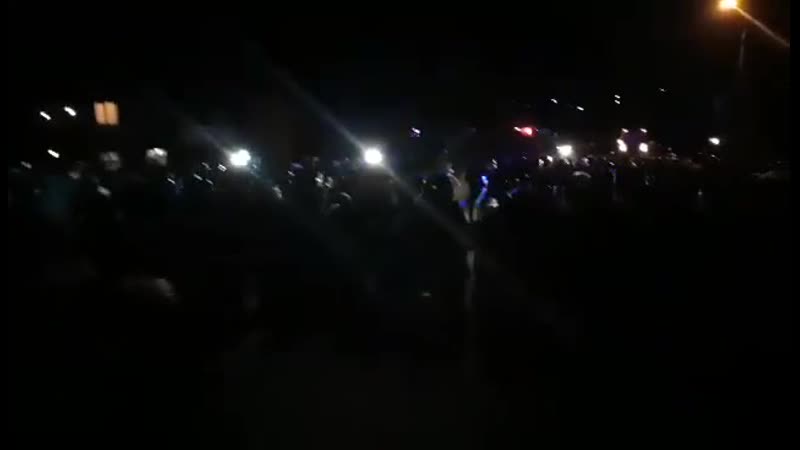 В новых санжарах нацгвардия оттесняет местных жителей, которые перекрыли въезд в посёлок
