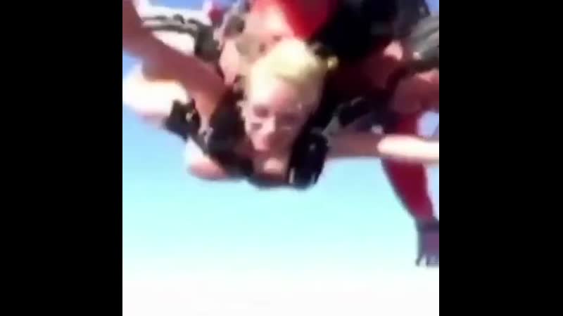 Девушка голая прыгнула с парашютом