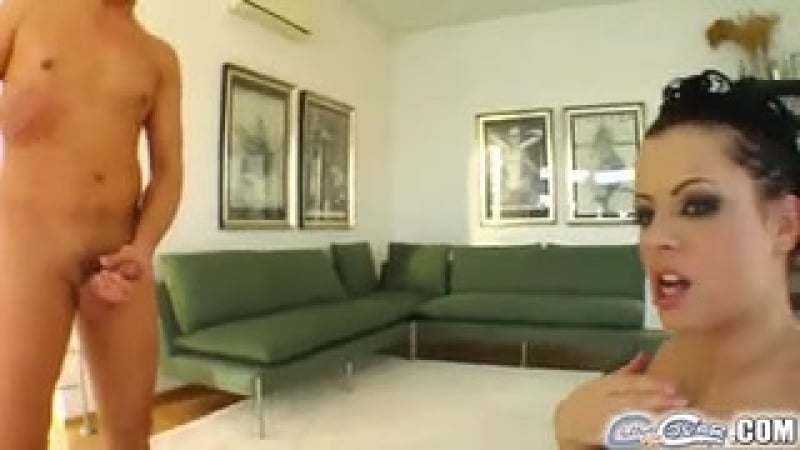 Европейская девочка с большими грудями берет четыре груза на лице