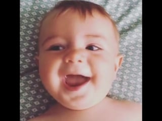 Bebê fazendo palhaçada