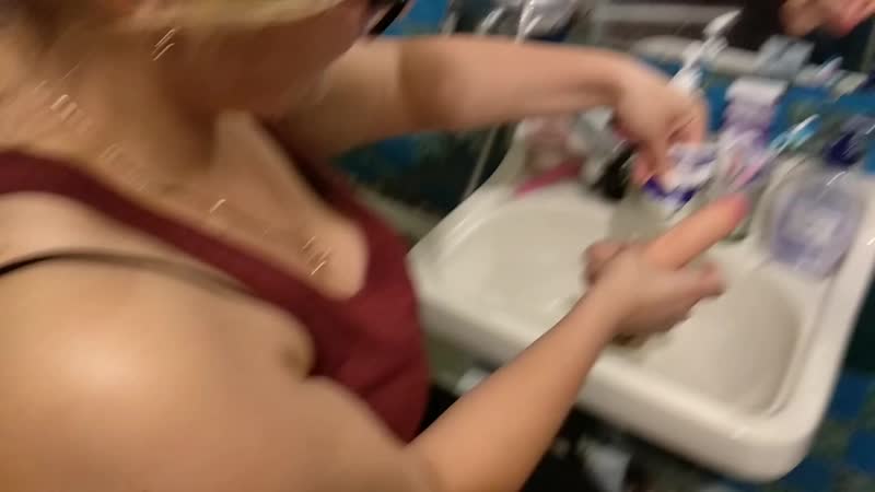 Чистит зубки членом